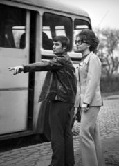 Berlin  DDR  junges Paar will mit dem Bus fahren