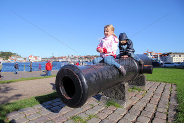 Sonderburg  Daenemark  zwei Kinder sitzen auf einer historischen Kanone