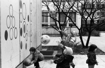 Berlin  DDR  Jungen werfen in einer Kindertagesstaette Baelle gegen eine Torwand