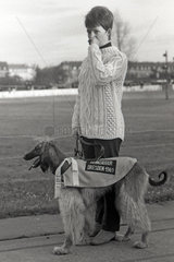 Dresden  DDR  stolze Besitzerin eines Afghanischen Windhundes  Sieger eines Windhunderennens auf der ehemaligen Radrennbahn Johannstadt