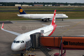 Berlin  Deutschland  Airbus A321 der Lufthansa und Airbus A320 der Air Berlin auf dem Flughafen Berlin-Tegel
