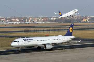 Berlin  Deutschland  Airbus A320 und Airbus A321 der Fluggesellschaft Lufthansa auf dem Flughafen Berlin-Tegel