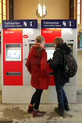 Flensburg  Deutschland  Bahnreisende im Flensburger Bahnhof am Fahrkartenautomat