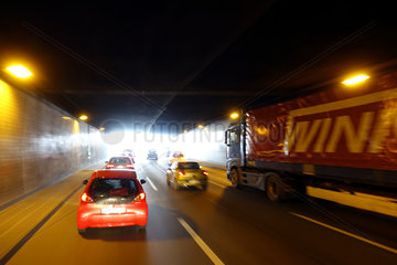 Berlin  Deutschland  Autos und LKW in einem Tunnel auf der A 100 in Richtung Norden