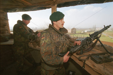 Deutsche Soldaten bewachen KFOR-Stuetzpunkt in Prizrin  Kosovo