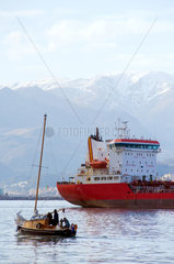 Genua  Italien  Segelschiff beim Auslaufen aus dem Hafen von Genua