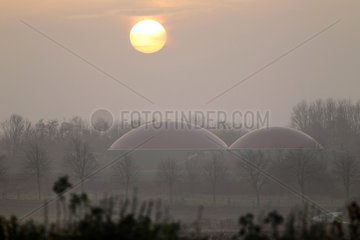 Dollerup  Deutschland  Sonnenuntergang ueber einer Biogasanlage