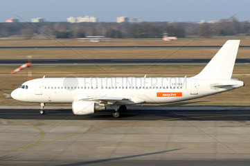 Berlin  Deutschland  Von der Fluggesellschaft easyJet geleaster Airbus A320 der SmartLynx auf dem Vorfeld des Flughafen Berlin-Tegel
