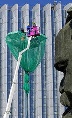 Chemnitz  Deutschland  Stadtwerke Chemnitz AG reparieren einen Lichtmast am Karl-Marx-Monument