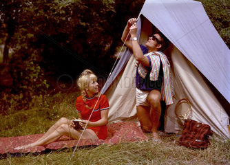 Caputh  DDR  Mann und Frau beim Zelten im Gruenen