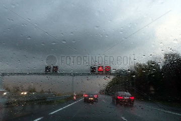 Hannover  Deutschland  schlechte Sicht bei Regenwetter auf der Autobahn