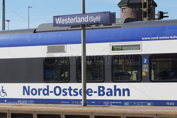 Westerland  Deutschland  ein Zug der Nord-Ostsee-Bahn im Bahnhof