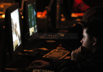 Berlin  Kind vor einem Computerspiel auf der YOU
