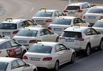 Berlin  Deutschland  Taxis stehen am Flughafen Tegel in einer Wartezone
