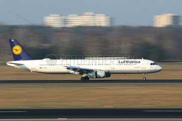 Berlin  Deutschland  Airbus A321 der Fluggesellschaft Lufthansa auf der Startbahn des Flughafen Berlin-Tegel