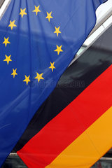 Reischach  Italien  Fahne der Europaeischen Union und Nationalfahne der Bundesrepublik Deutschland