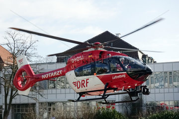 Berlin  Deutschland  Rettungshubschrauber der DRF Luftrettung startet vor dem Vivantes Klinikum Neukoelln
