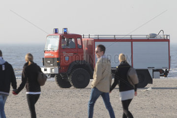 Sankt Peter-Ording  Deutschland  Feuerwehrauto mit Blaulicht am Strand