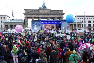 Berlin  Deutschland  Demo - Wir haben es satt! vor dem Brandenburger Tor