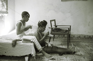 Frauen beim Haareflechten  Havanna