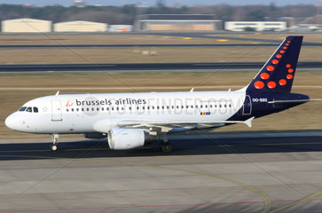 Berlin  Deutschland  Airbus A319 der Fluggesellschaft Brussels Airlines auf dem Vorfeld des Flughafen Berlin-Tegel