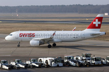 Berlin  Deutschland  Airbus A320 der Fluggesellschaft Swiss International Airlines auf dem Vorfeld des Flughafen Berlin-Tegel