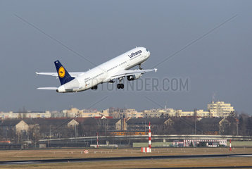 Berlin  Deutschland  Airbus A321 der Fluggesellschaft Lufthansa beim Start vom Flughafen Berlin-Tegel