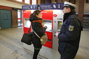 Flensburg  Deutschland  Aufklaerungsarbeit der Bundespolizei im Flensburger Bahnhof
