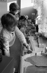 Berlin  DDR  Kinder spielen im Kindergarten mit Puppen und Holzbausteinen