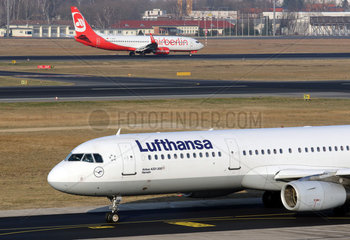 Berlin  Deutschland  Airbus A321 der Fluggesellschaft Lufthansa und Boeing 737 der Fluggesellschaft Air Berlin auf dem Flughafen Tegel