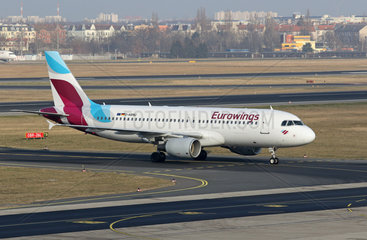 Berlin  Deutschland  Airbus A320 der Fluggesellschaft Eurowings auf einem Taxiway des Flughafen Berlin-Tegel