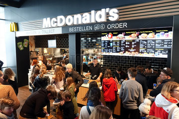 Hermsdorf  Deutschland  Menschen stehen in einer McDonalds-Filiale am Bestell- und Abholtresen an