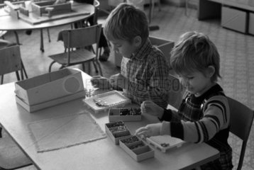 Berlin  DDR  Kinder spielen im Kindergarten mit einem Mozaika Steckspiel