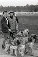 Dresden  DDR  Besitzer von Afghanischen Windhunden vor einem Windhundrennen auf der ehemaligen Radrennbahn Johannstadt