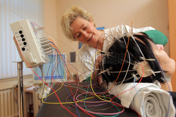 Flensburg  Deutschland  bei einer Patientin wird ein EEG geschrieben