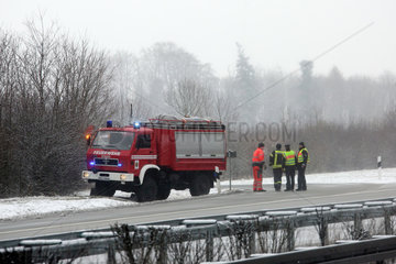 Schleiz  Deutschland  Feuerwehreinsatz auf der Autobahn A9 im Winter
