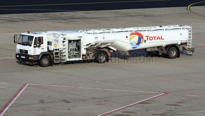 Berlin  Deutschland  Flugfeldtankwagen der Firma Total auf dem Vorfeld des Flughafen Berlin-Tegel