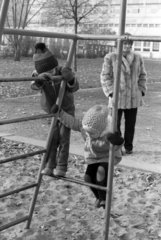 Berlin  DDR  Kinder einer Kindertagesstaette klettern auf ein Klettergeruest