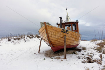 Ahlbeck  Deutschland  Holzboot liegt im Winter am Strand