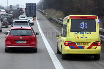 Nuernberg  Deutschland  niederlaendischer Krankenwagen faehrt auf der Standspur der A9 an einem Stau vorbei