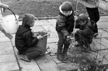 Berlin  DDR  Kinder in einer Kindertagesstaette helfen bei der Gartenarbeit