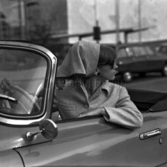 Berlin  DDR  junge Frau faehrt Auto