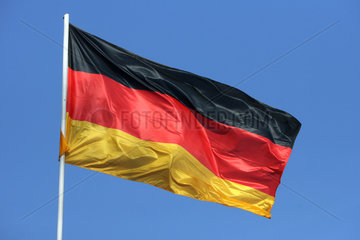 Hoppegarten  Deutschland  Nationalfahne von Deutschland weht im Wind