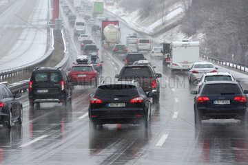 Schleiz  Deutschland  zaehfliessender Verkehr auf der Autobahn A9 nach Schneefall