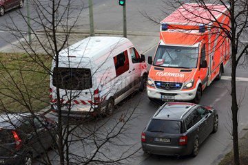 Berlin  Deutschland  Rettungswagen der Berliner Feuerwehr faehrt in den Gegenverkehr