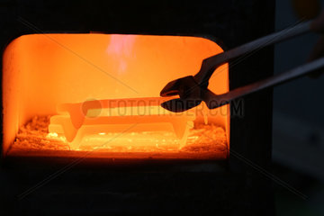 Neustadt (Dosse)  Hufeisen werden in einem Ofen erhitzt