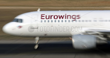 Berlin  Deutschland  Maschine der Fluggesellschaft Eurowings auf dem Vorfeld des Flughafen Berlin-Tegel
