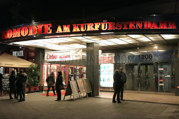 Berlin  Deutschland  Eingang zur Komoedie am Kurfuerstendamm am Abend