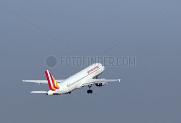 Berlin  Deutschland  Airbus A320 der Fluggesellschaft germanwings nach dem Start