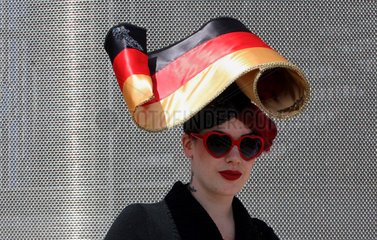 Ascot  Grossbritannien  Frau traegt einen skurillen Hut in den deutschen Nationalfarben